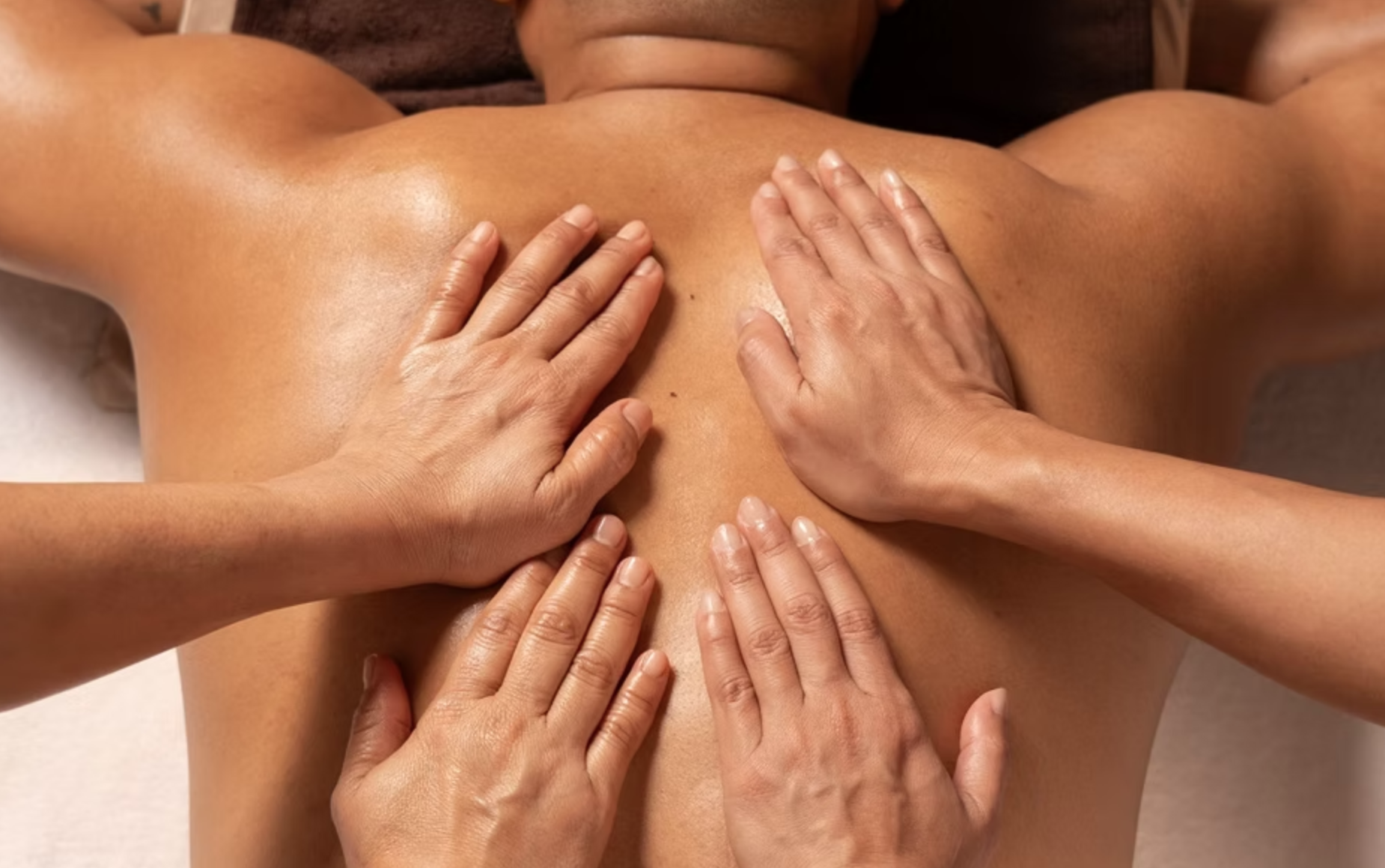 Este masaje corporal a cuatro manos es un ritual perfectamente sensual